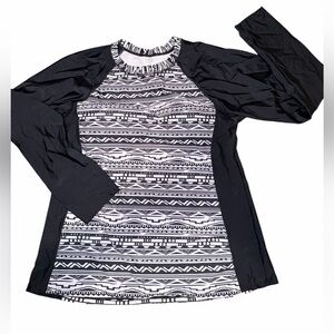 Stylish Black & White Patterned Long Sleeve Rash-guard Swim Top
